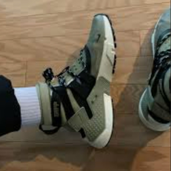 Nike Air Huarache GrippNeutral sneakers athletic shoes 8 9.5 main image 7